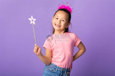 小公主概念小亚洲小子穿戴王冠拿着魔棍微笑着在紫高清图片下载-正版图片506706413-摄图网