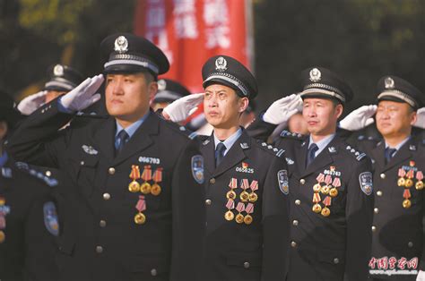 功模民警代表向警旗敬礼 -中国警察网