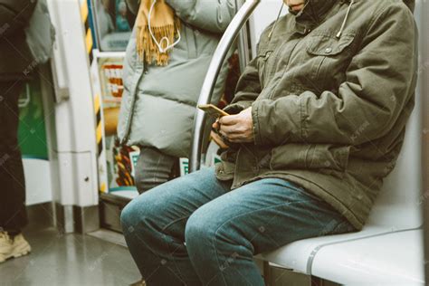 地铁里玩手机的乘客高清摄影大图-千库网