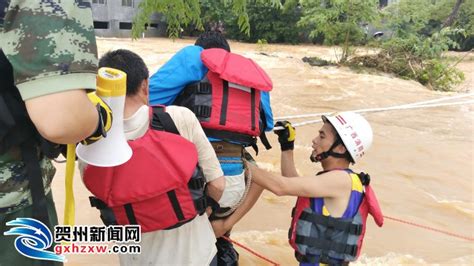 父子俩被困洪水 富川消防紧急营救_富川_贺州新闻网