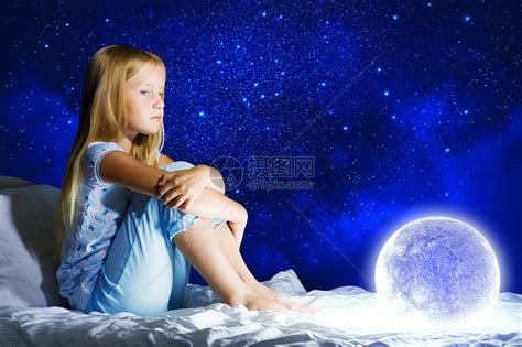 晚安女孩坐床上,手里着月亮高清图片下载-正版图片300356463-摄图网
