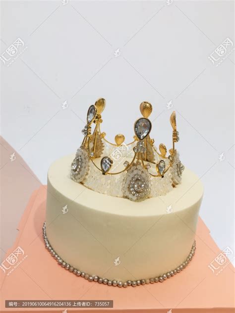 双层王冠蛋糕,心形蛋糕_大山谷图库