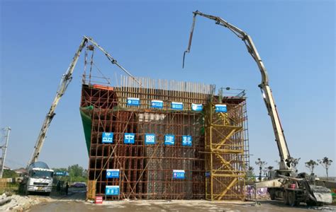 华中公司首个路桥项目首联大跨度悬挑仿形支架现浇箱梁顺利完成浇筑 - 砼牛网