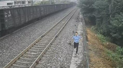 视频｜危险！8岁男孩站铁轨上玩耍 火车呼啸而过时竟用手去摸飞驰列车|襄阳|铁轨|列车_新浪新闻