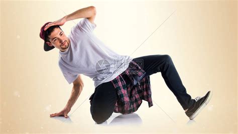 男人在街头舞中跳舞高清图片下载-正版图片503507900-摄图网