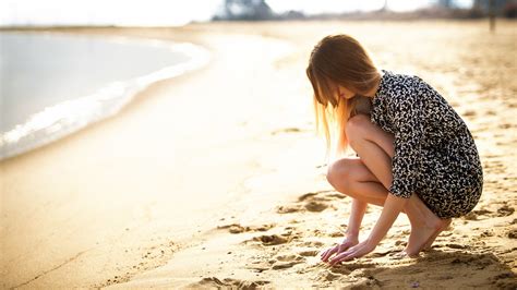 美丽的女士在海滩玩着海水高清图片下载-正版图片502536968-摄图网