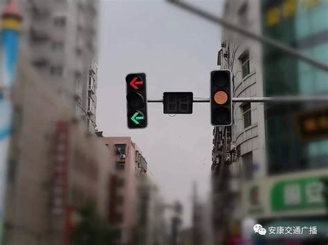 直行绿灯，左转弯红灯。从直行道进入左转弯待转区停下以后开启转向灯。算违章吗-百度经验