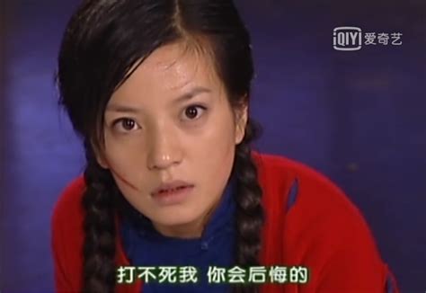 依萍在大上海做歌女，尓豪如萍说好的保密，陆振华怎么知道的？