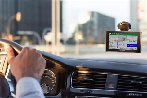 开车时要看手机“导航”，放在哪里比较安全？|驾驶常识 - 驾照网