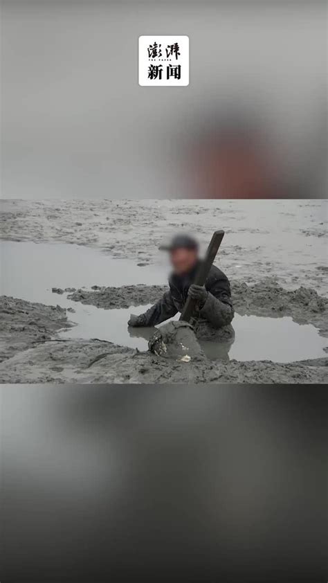 老人下河捞鱼被困泥潭，消防员用绳索拉出_凤凰网视频_凤凰网
