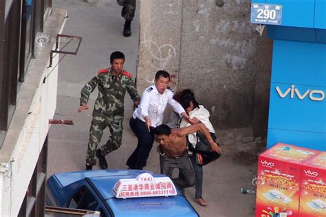 三亚男子裸身劫持女子作人质与警方对峙_新浪图片