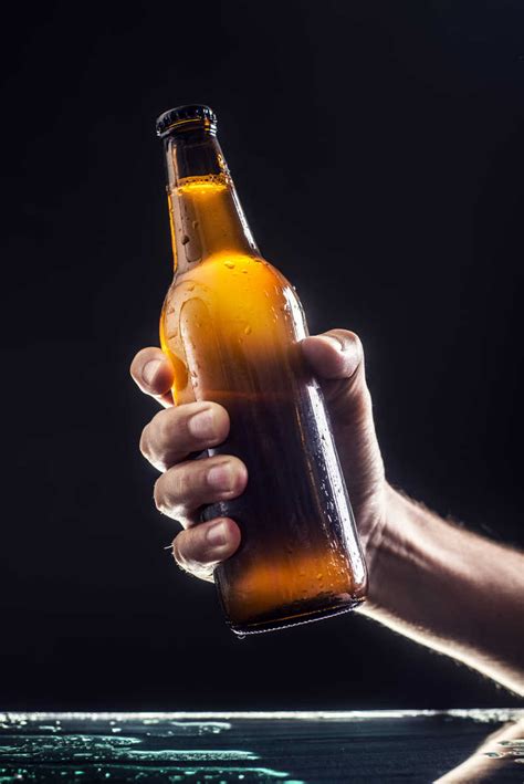手拿啤酒图片