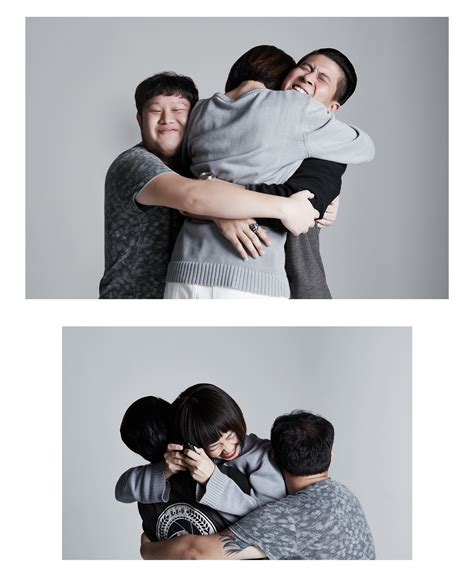 家庭幸福!快乐的妈妈温柔地拥抱着自己的两个儿子照片摄影图片_ID:141093688-Veer图库