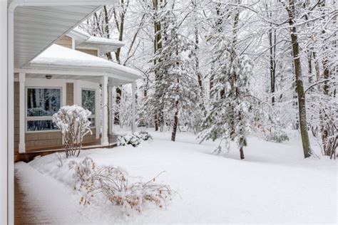 下雪后在市区院子里冬高清图片下载-正版图片506327773-摄图网