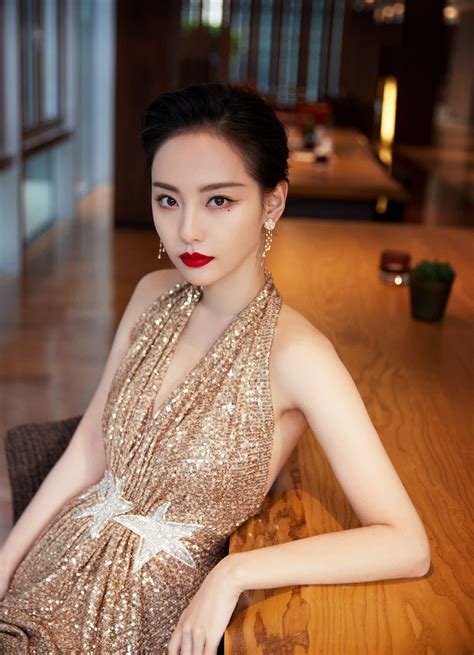 张嘉倪图片