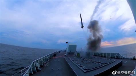 052D型导弹驱逐舰“南京”舰垂发射弹！