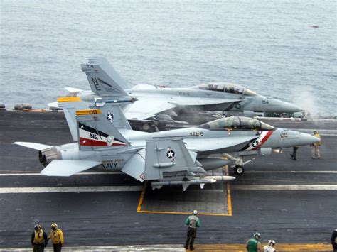 超级大黄蜂再变身！美海军接收首架第三代F/A-18战机_新浪图片