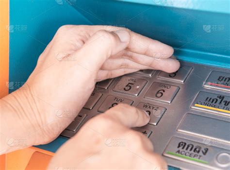 ATM自动取款机账户余额-银行ATM机上显示当前可用余额和账户余额有什么不同？