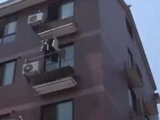 男子梦游摔下四楼 砸坏车辆后回屋睡觉_ 视频中国