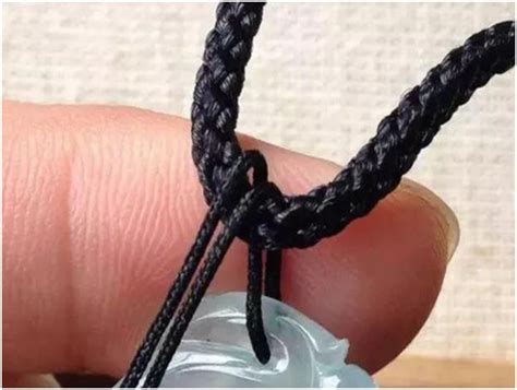 玉佩绳子尾部打结方法图大全 将要打结的两根绳子放到一起另