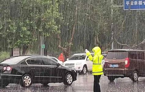 深圳暴雨又见地陷 两辆货车陷入5米深坑-其他图片-搜狐汽车