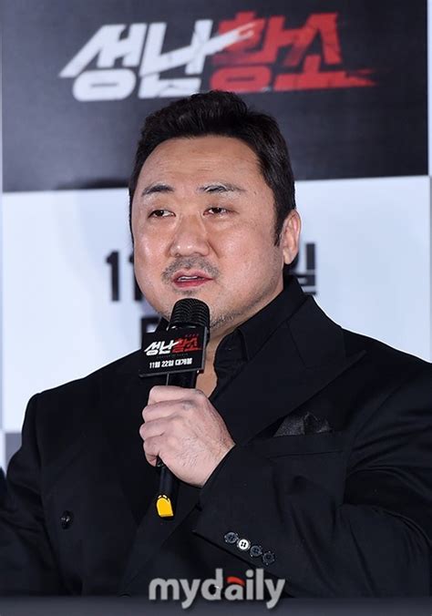 马东锡，宋智孝等艺人在首尔出席了电影《愤怒的黄牛》的发布会-新闻资讯-高贝娱乐