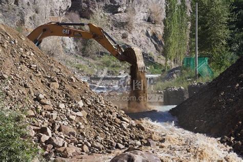 新疆哈密抽水蓄能电站下水库成功截流-人民图片网