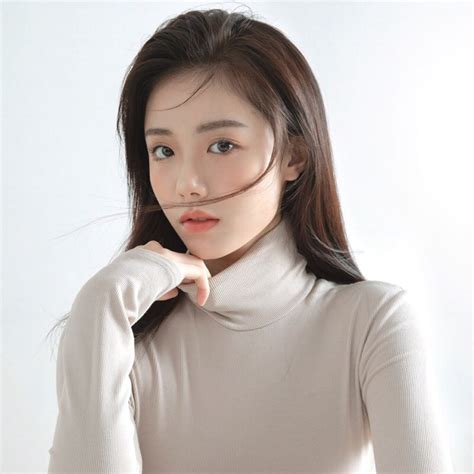 白色系温柔女生头像