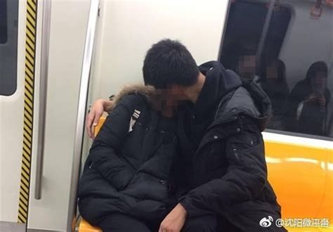 沈阳情侣地铁里亲吻 考虑过光棍节单身狗的感受么