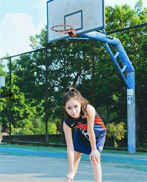 打篮球的甜美女生头像