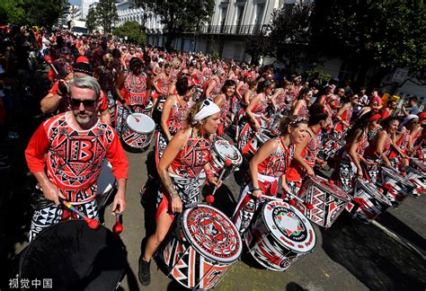 英国诺丁山狂欢节持续举行 民众盛装打扮街头热舞