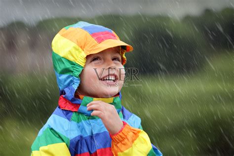 一个小男孩在雨中照片摄影图片_ID:164203165-Veer图库