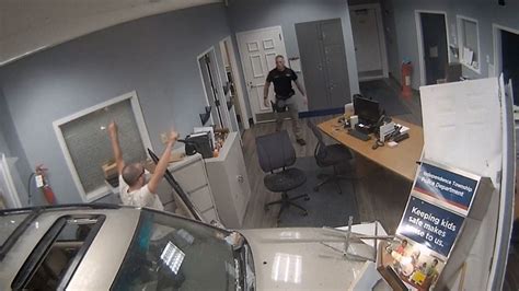 美国男子开车故意冲进警察局，被拘时高举双手似在庆祝_凤凰网视频_凤凰网