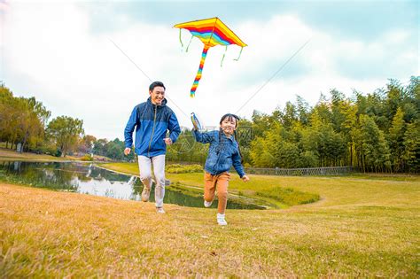 爸爸和女儿放风筝高清图片下载-正版图片501542105-摄图网