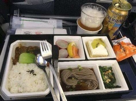 航空餐饮|万米高空上的美食：盘点全球“最好吃”的航空公司餐食! - 知乎