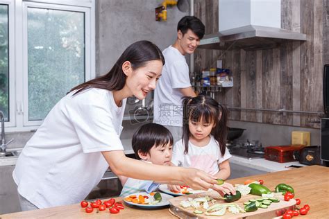 家庭亲子厨艺高清图片下载-正版图片500432352-摄图网