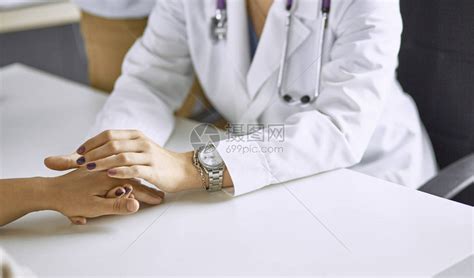 严肃的女医生咨询和诊断绝望的女人高清图片下载-正版图片505177236-摄图网
