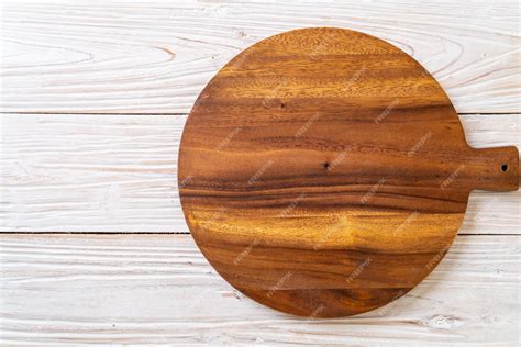 Tabla de madera de corte vacía con paño de cocina | Foto Premium