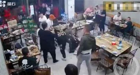 河北唐山烧烤店打人事件：一名男子酒后搭讪女子不成引发冲突，后多人对女子进行殴打