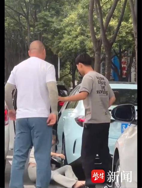 南京警方通报街头路怒打斗：男司机将女子击倒在地-闽南网