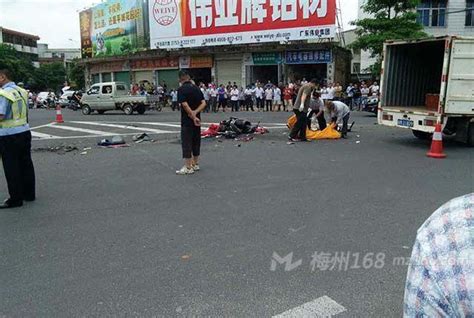 平远县城南中学对面发生重大交通事故 现场惨不忍睹
