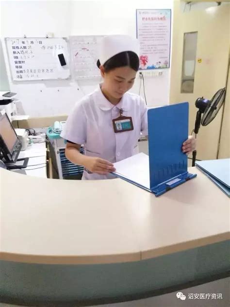 招聘护士医院白色摄影图海报海报模板下载-千库网