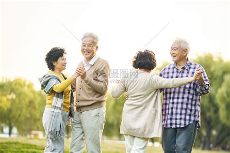 老年人公园相伴跳舞高清图片下载-正版图片501700439-摄图网
