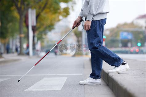 盲人使用盲杖探路过马路特写高清图片下载-正版图片501998764-摄图网