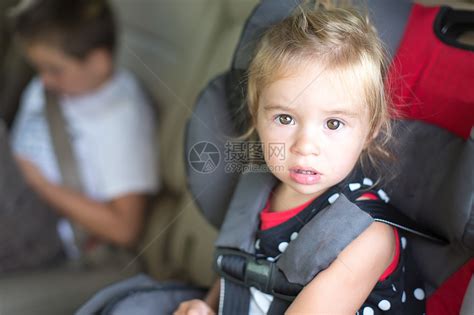 女孩被绑在孩子的安全座椅上高清图片下载-正版图片321733675-摄图网