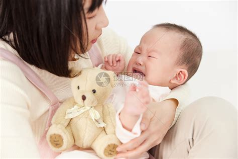 在月嫂怀里哭泣的婴儿小宝宝高清图片下载-正版图片501725344-摄图网