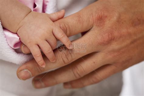 小女孩手握着父亲的粗糙手指高清图片下载-正版图片303632542-摄图网