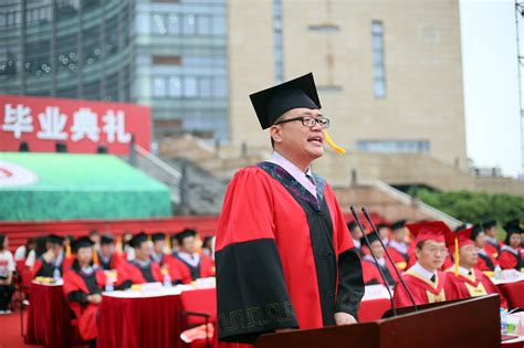 理想相伴，踏实前行｜教师代表吕志峰毕业致辞-华东师范大学