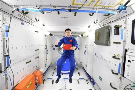 正在进行训练的美国航天员 宇航服的外形和苏联高空飞行服很像（4）-千龙网·中国首都网