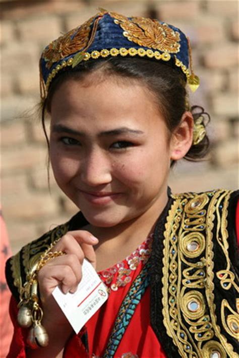 近日，新疆乌鲁木齐，5岁新疆小女孩跳舞时展现高段位表情管理……|新疆_新浪新闻